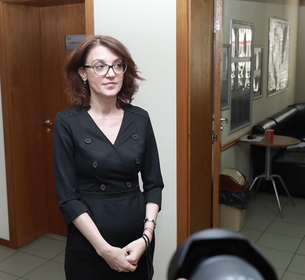 Закриването забавя всички дела (обзор)