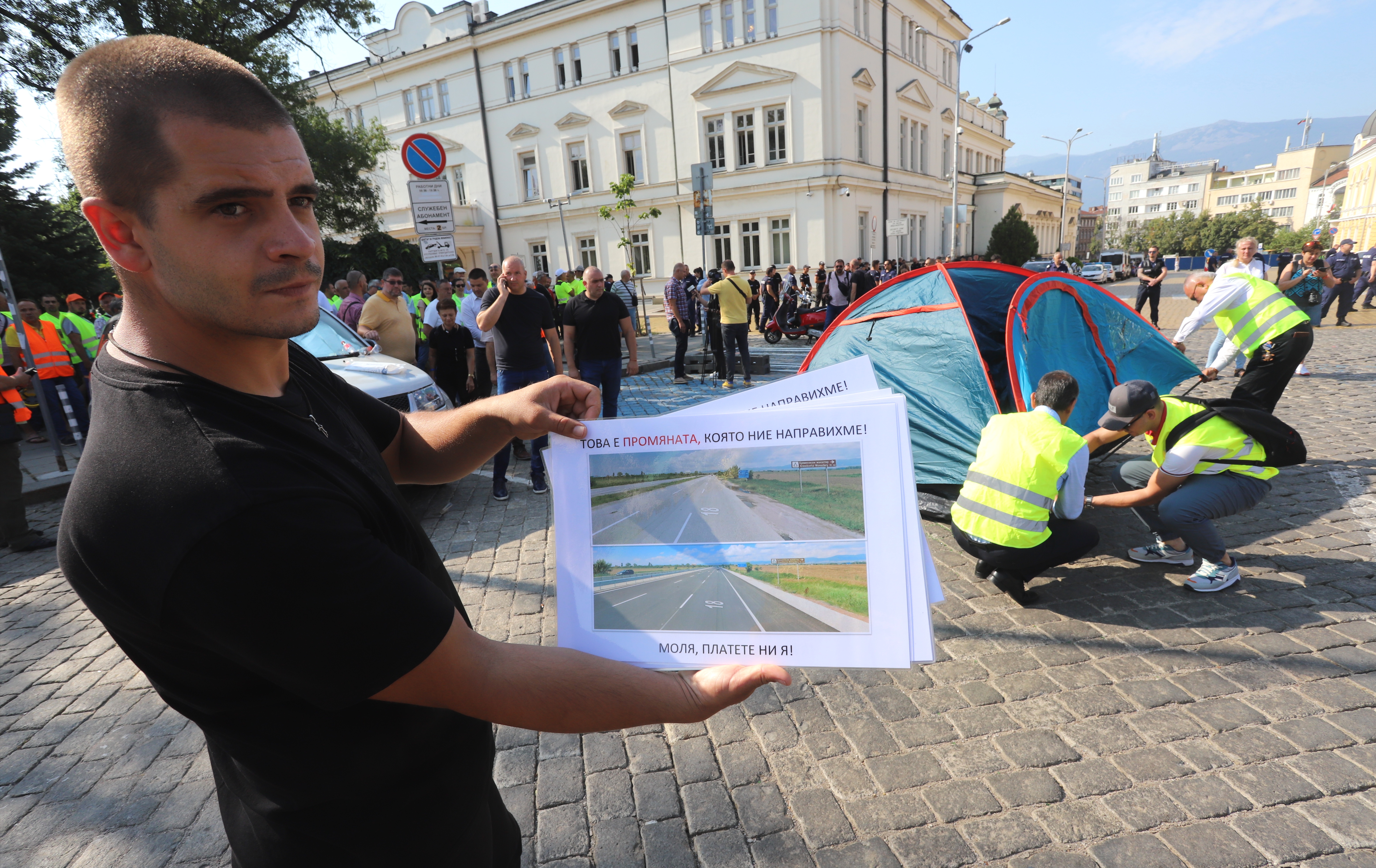 Пътните строители продължават с протестите и утре