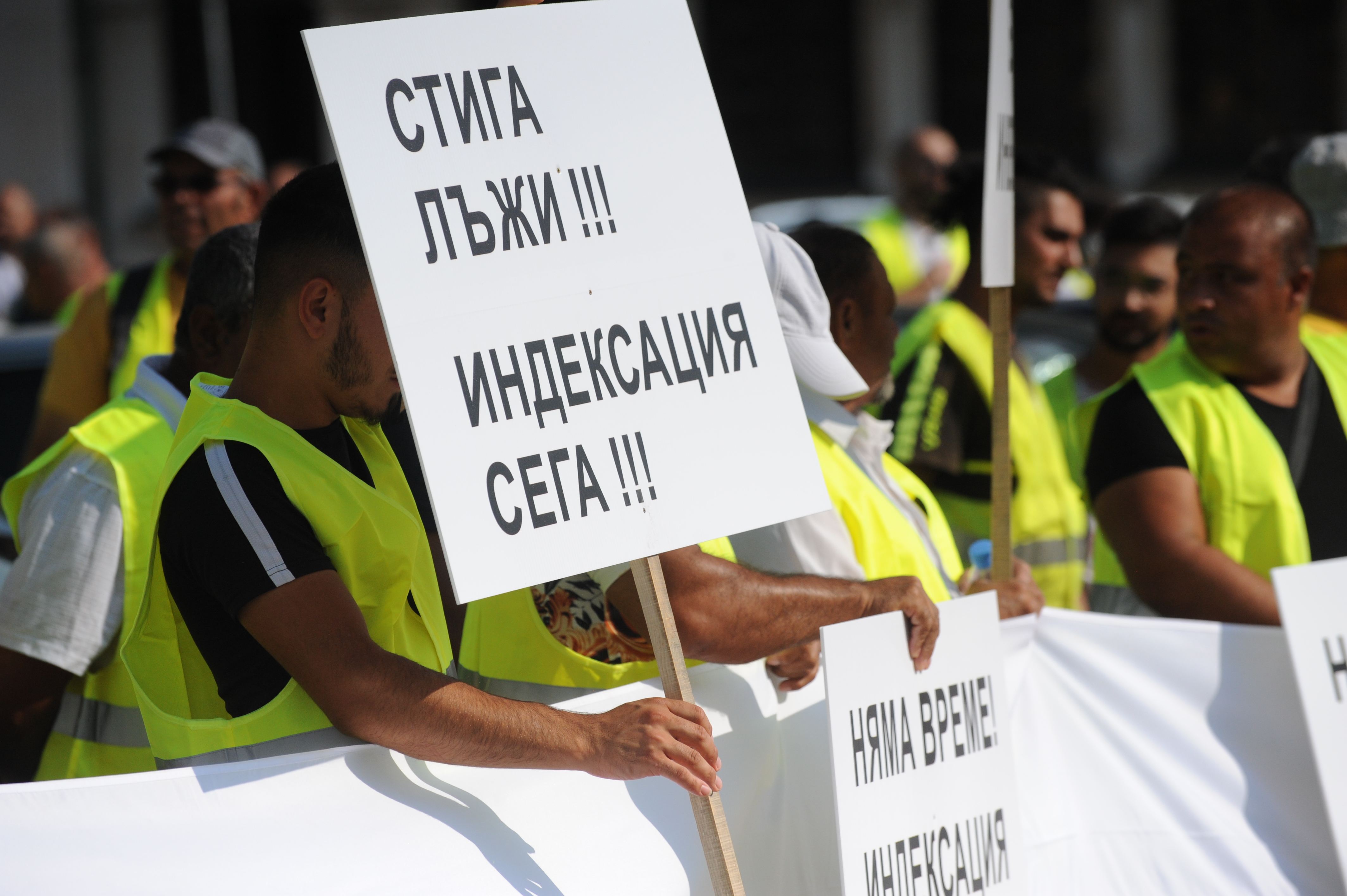 Втори ден продължават протестите и блокадите на пътните фирми в цялата страна