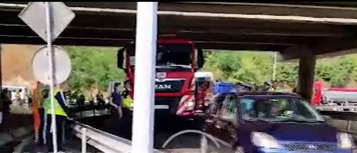 Камион удари кола с бебе на протеста на пътните строители в Благоевград, няма пострадали (Видео)