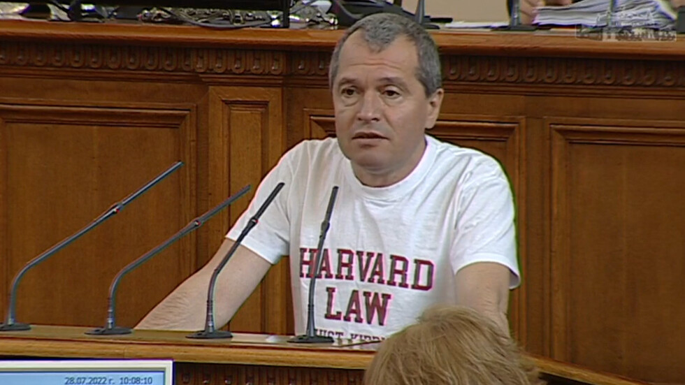 „Harvard law”: Тошко Йорданов беше порицан заради облеклото му в Народното събрание