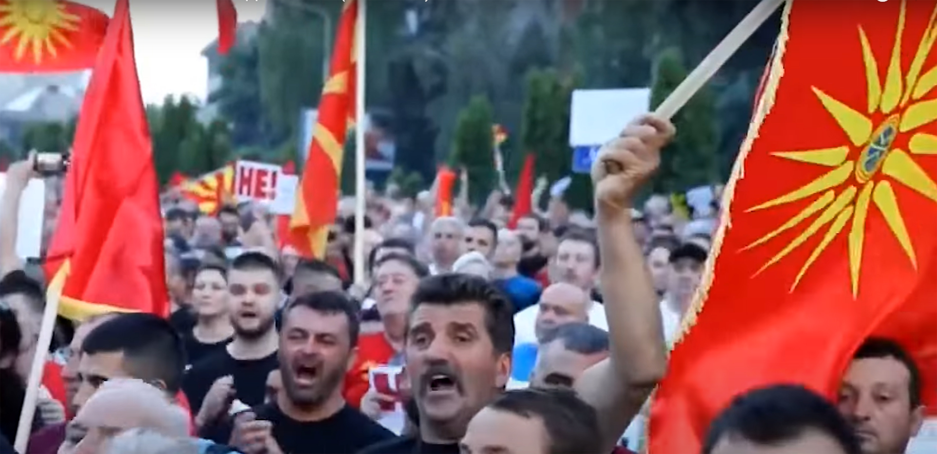 Протестиращи пред сградата на българското посолство в Скопие с плакати „Не в ЕС“