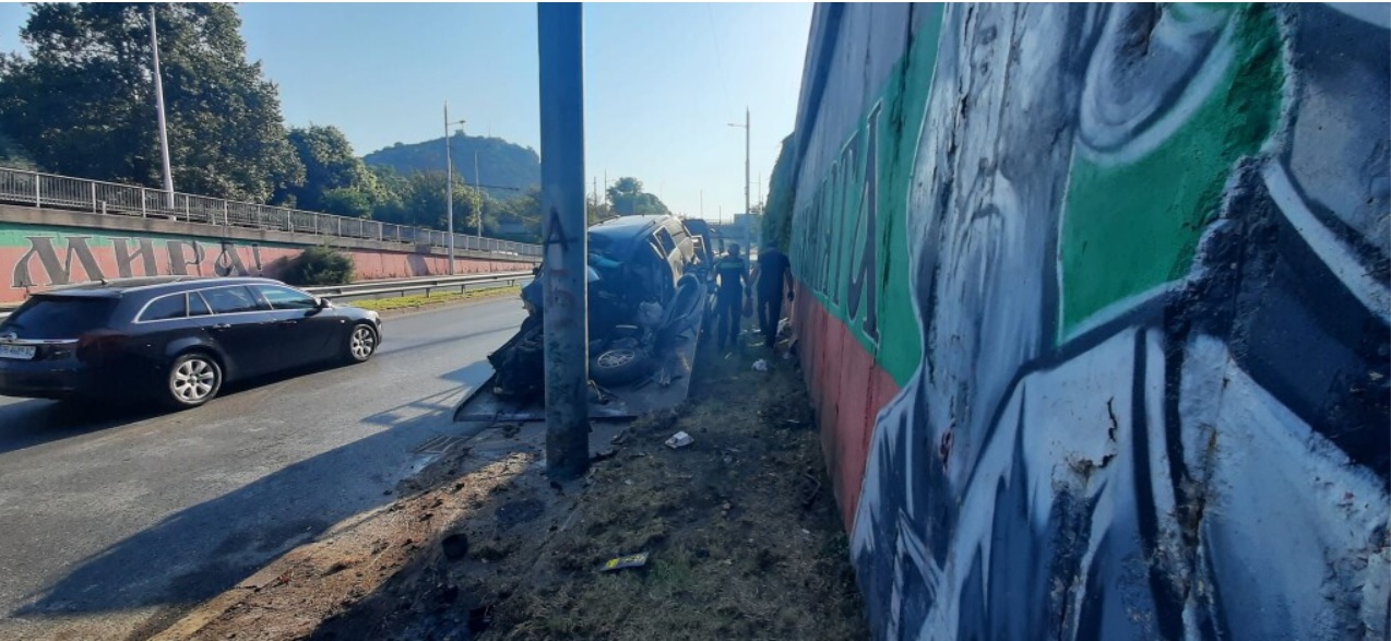 Кола се вряза в стълб на Коматевския възел, шофьорът е в тежко състояние