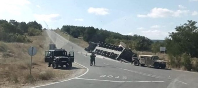 Военна платформа, превозваща танкове, се преобърна край Ново село