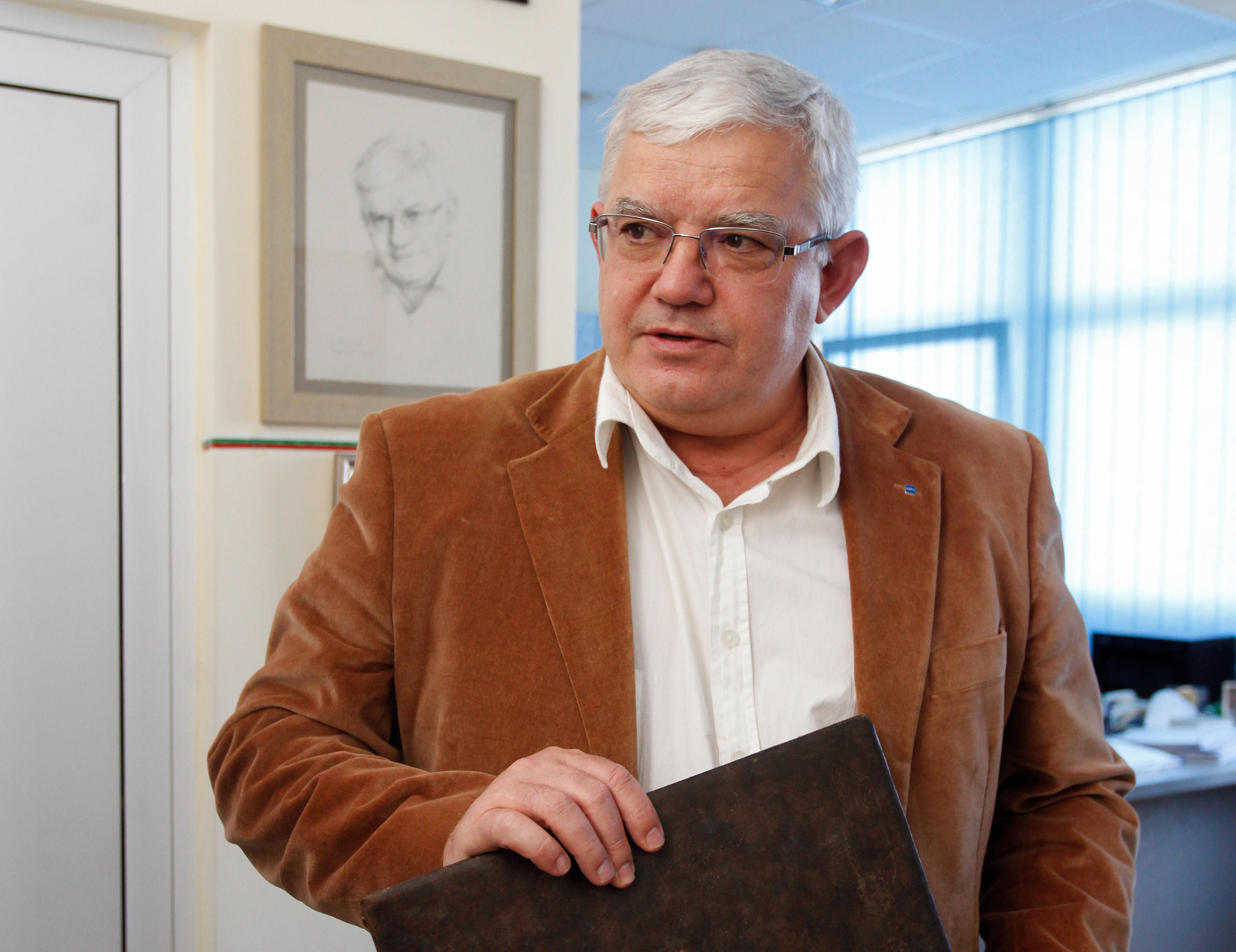 Акад. Ваньо Митев, бивш ректор на МУ-София, пред „Труд“: Няма единна схема за лечение на COVID-19