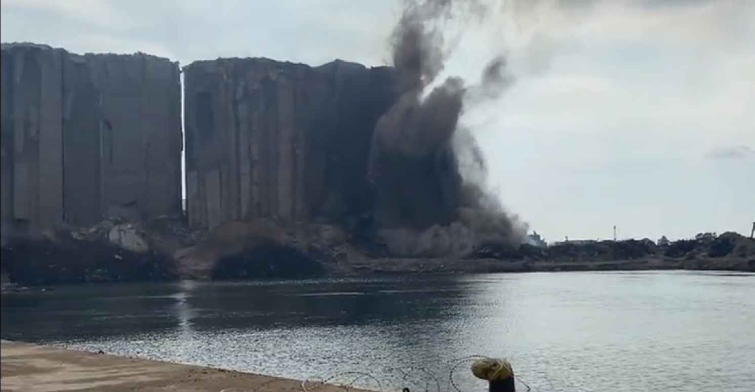 Срути се част от огромен силоз за зърно на пристанището в Бейрут (ВИДЕО)