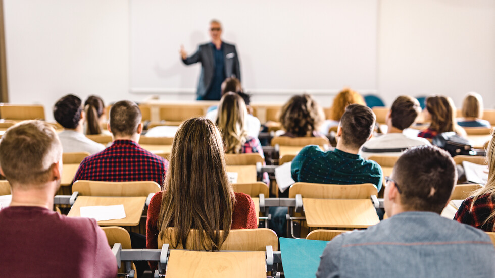 Увеличават минималната заплата на преподавателите в университетите