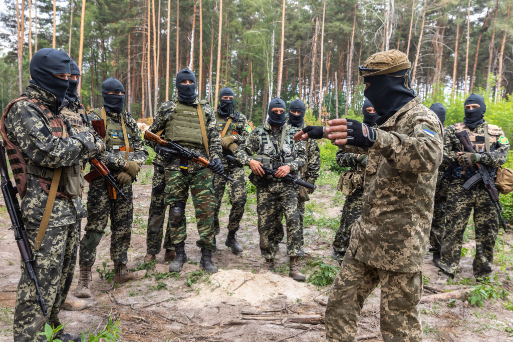 Смъртна присъда: Чужди инструктори подготвят украински селяни за камикадзета