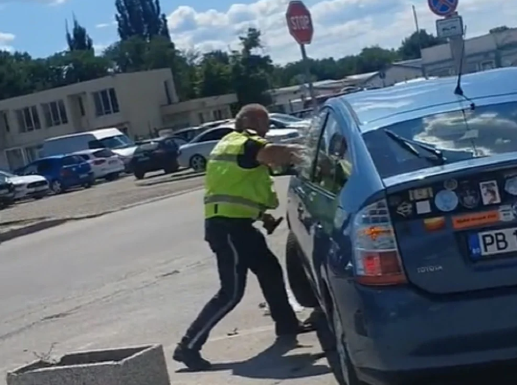 Шофьорът, който се блъсна пред сградата на КАТ в Пловдив, има над 100 акта и фиша (СНИМКИ и ВИДЕО)