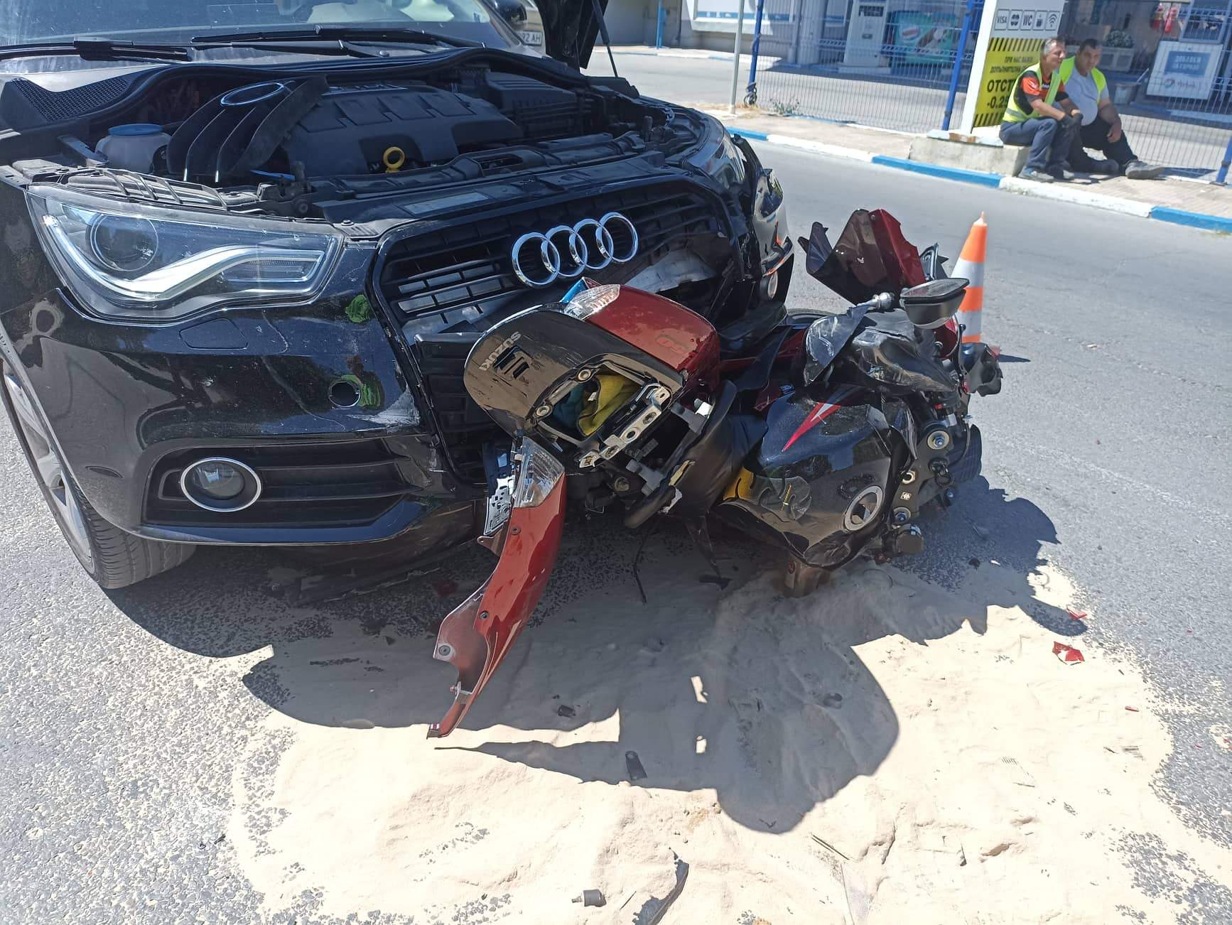 Моторист е невредим при удар с две коли