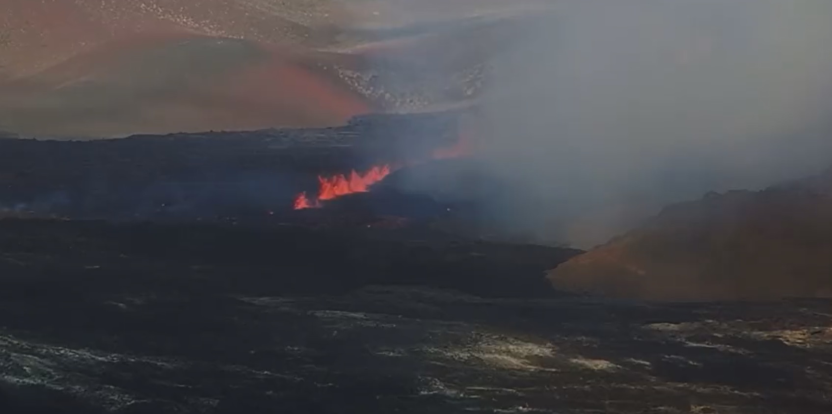 Вулкан изригна близо до исландската столица Рейкявик (ВИДЕО)