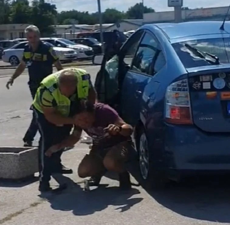 Дрогиран едва не уби хора в двор на КАТ (обзор)