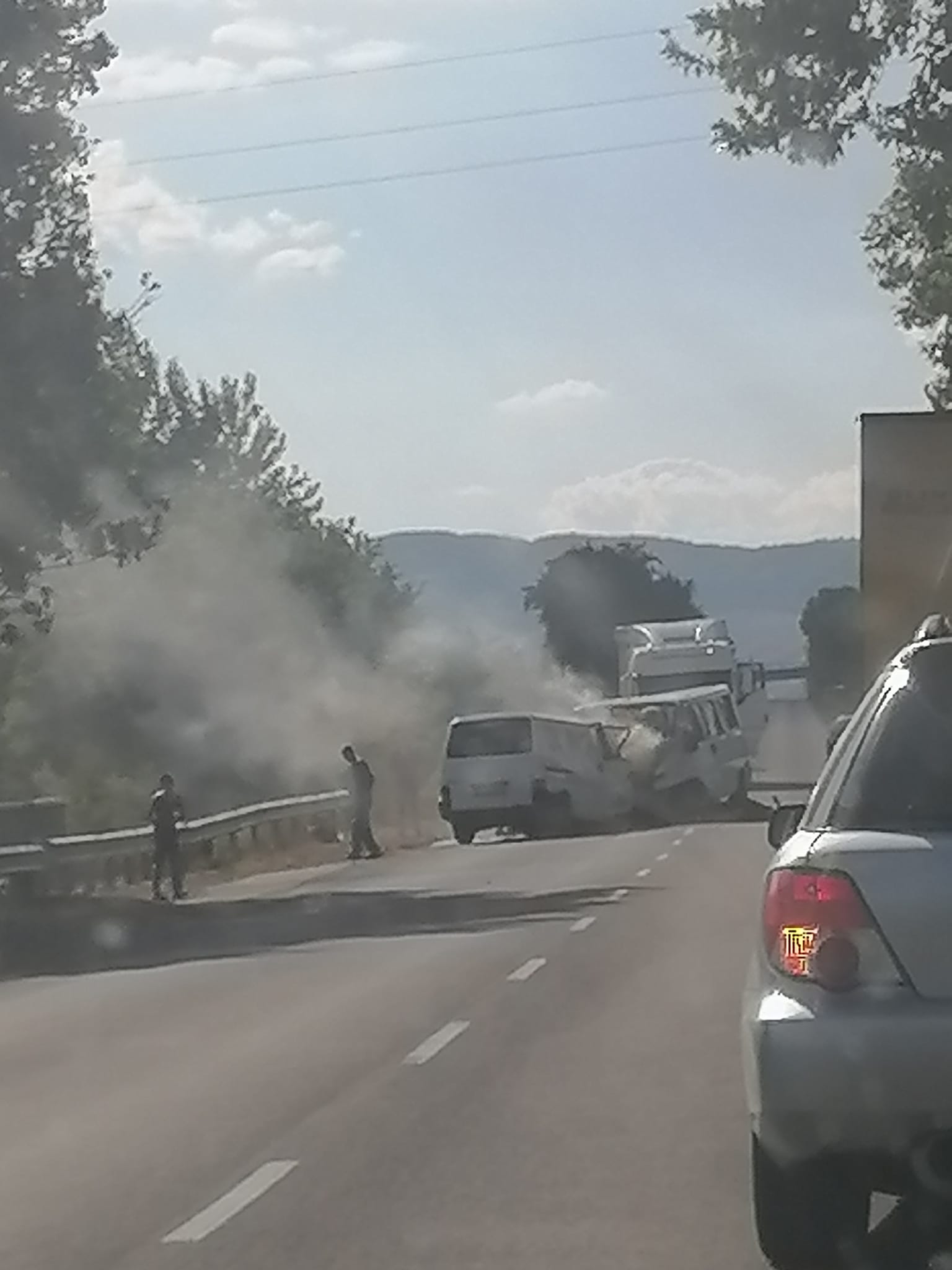 При челен сблъсък на пътя загинаха четирима мъже, трима бяха ранени. Десетки гасили с пожарогасителите си пламналите коли