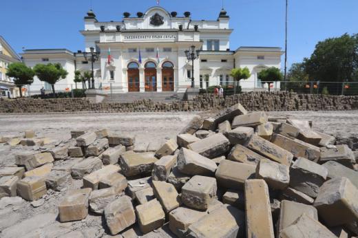 Пренареждат жълтите павета пред Народното събрание до 15 септември