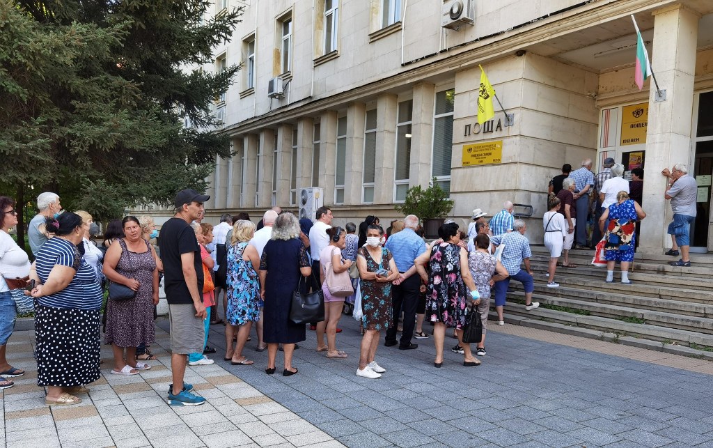 Безумни опашки за пенсии в Плевен (СНИМКИ)