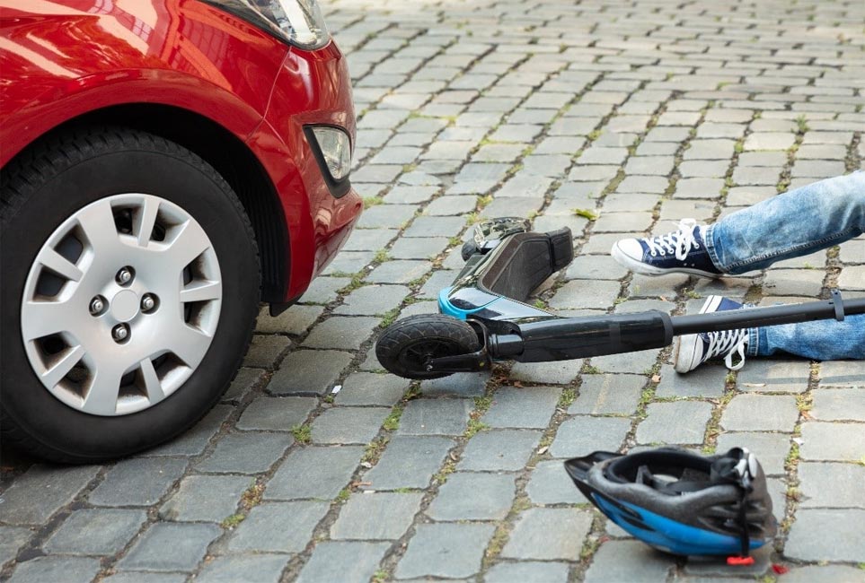 Млад шофьор блъсна 10-годишни деца с електрическа тротинетка