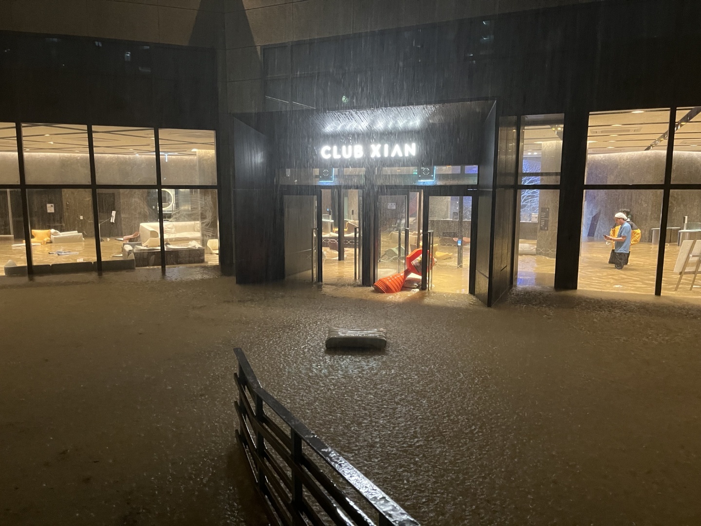 Най-малко 8 души загинаха при пороен дъжд в Сеул (СНИМКИ и ВИДЕО)