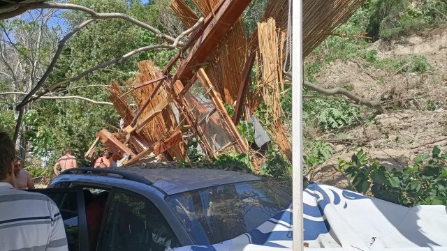 Свлачище затисна хора край Албена и отнесе заведение (СНИМКИ)