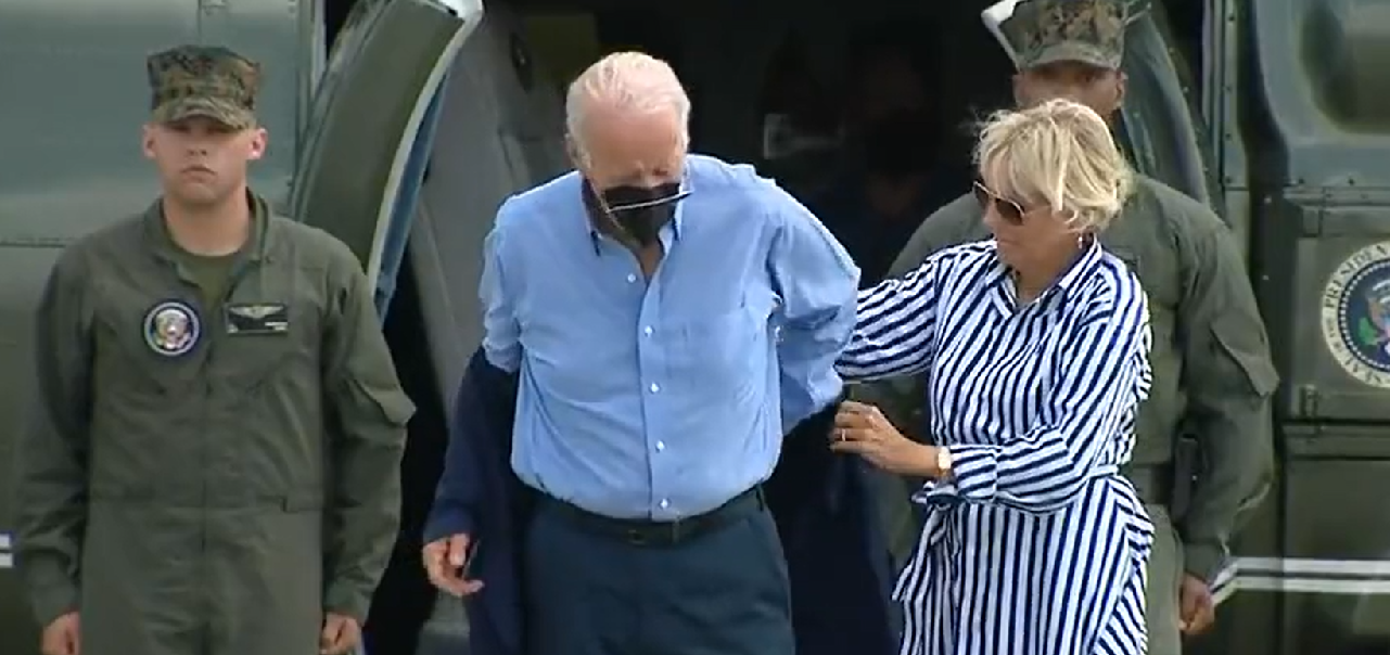 Джо Байдън не може да облече сакото си (ВИДЕО)