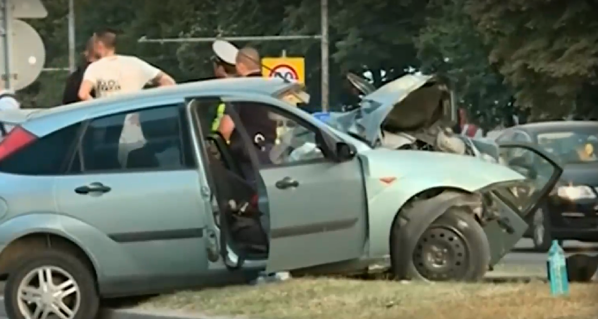 В критично състояние е шофьорът, забил се в стълб на "Цариградско шосе"