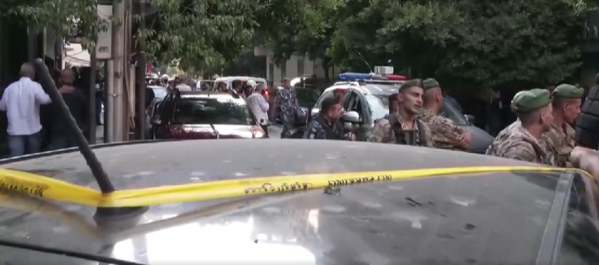 Въоръжен мъж 6 часа държа заложници в банка в Ливан (Видео)