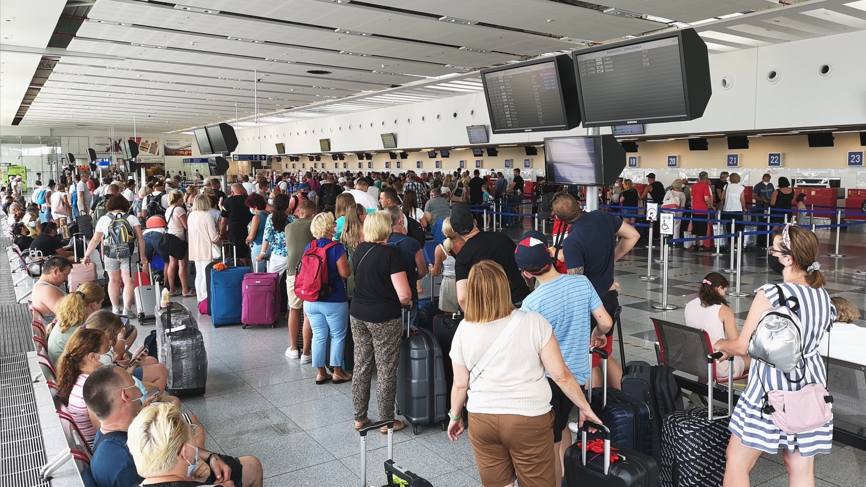 Авиокомпаниите настояват ЕС да намали обезщетенията за закъснели полети