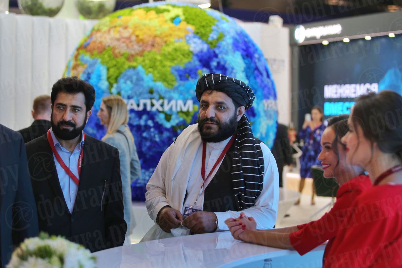 Талибаните купуват един милион барела петрол от Русия, но искат бартер