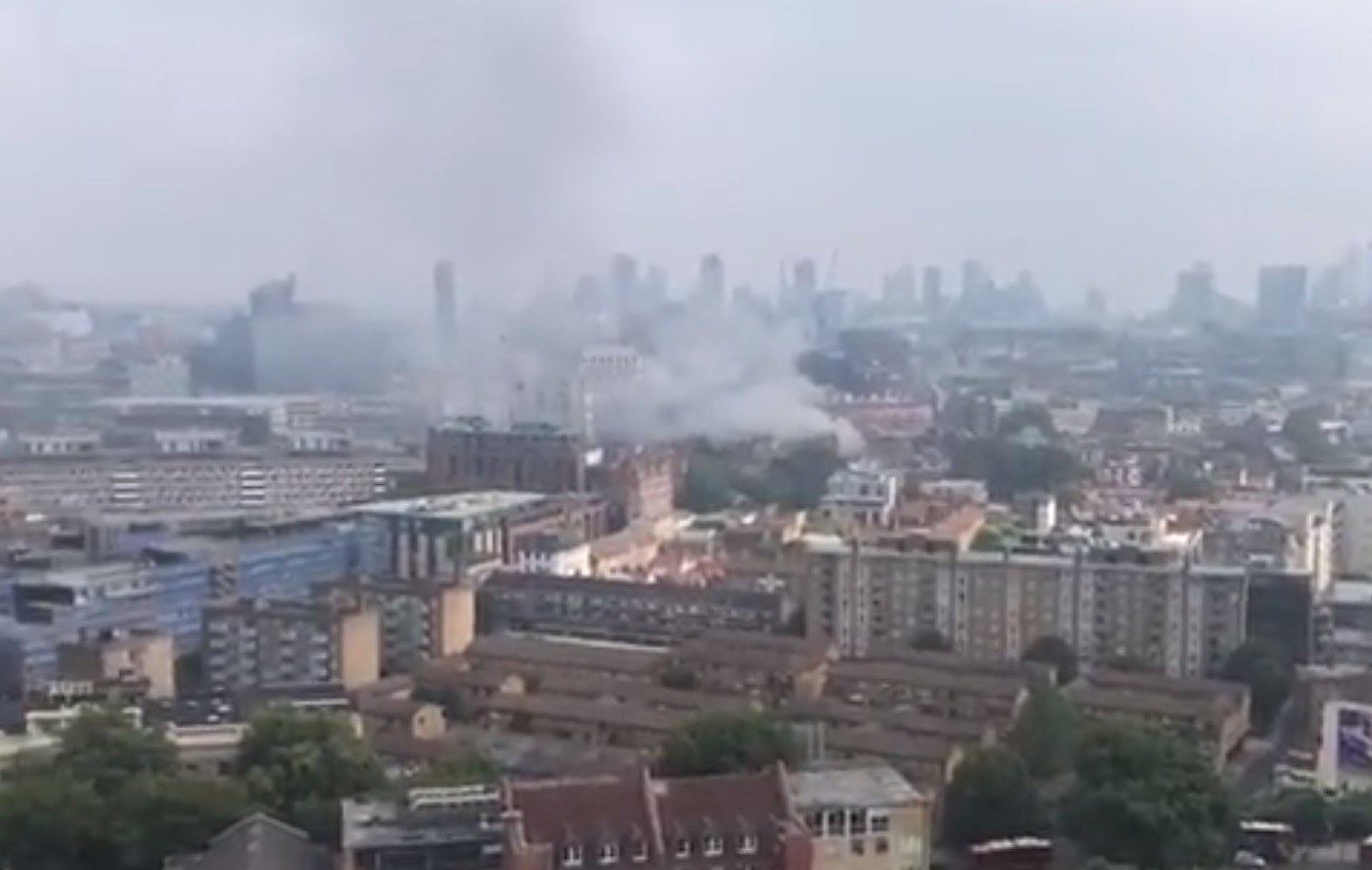 Пожар в центъра на Лондон, евакуираха няколко сгради (СНИМКИ И ВИДЕО)