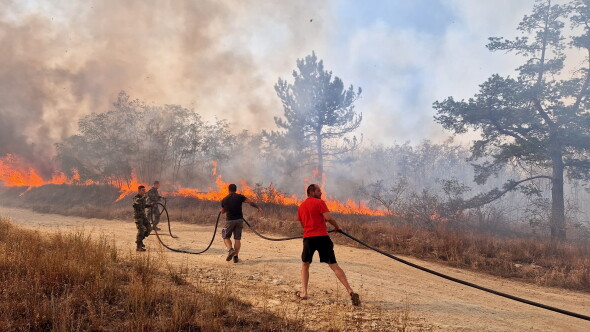 Продължава гасенето на пожара край Казанлък