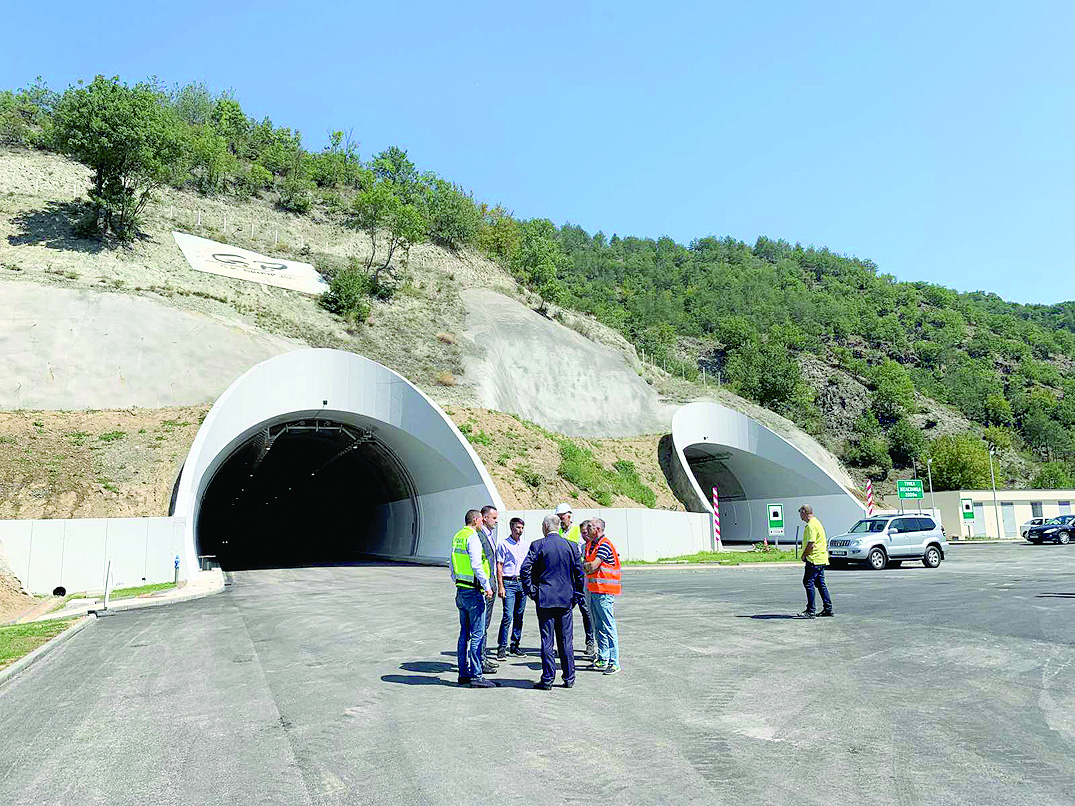 Пускат 6 км от „Струма“  в едното платно (обзор)