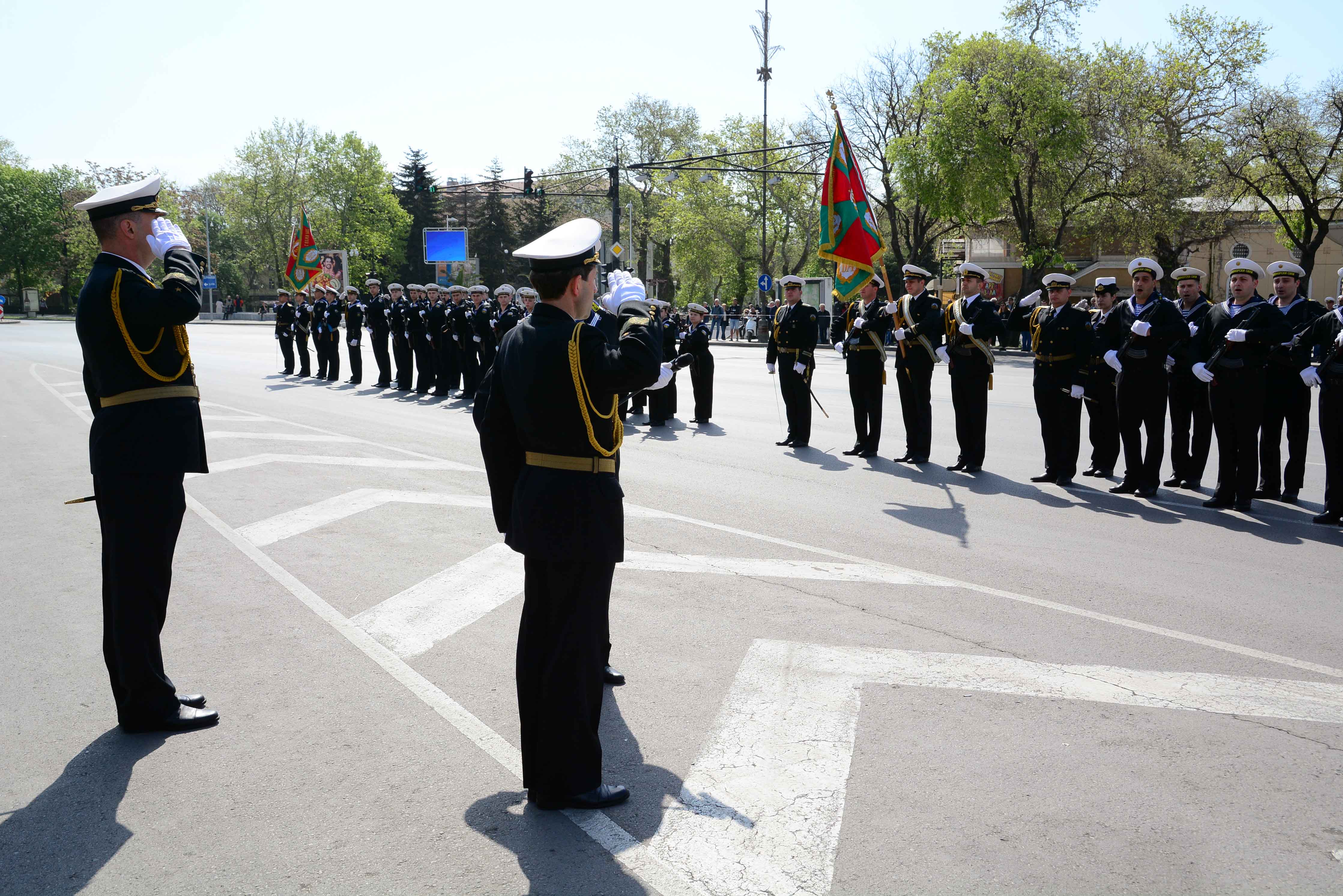 Военният министър забрани употребата на алкохол и наркотици в работно време