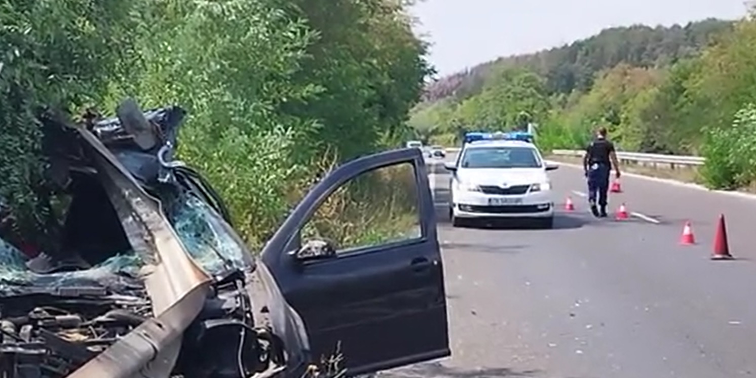Шофьор с 2,9 промила алкохол се вряза в мантинела край Казанлък