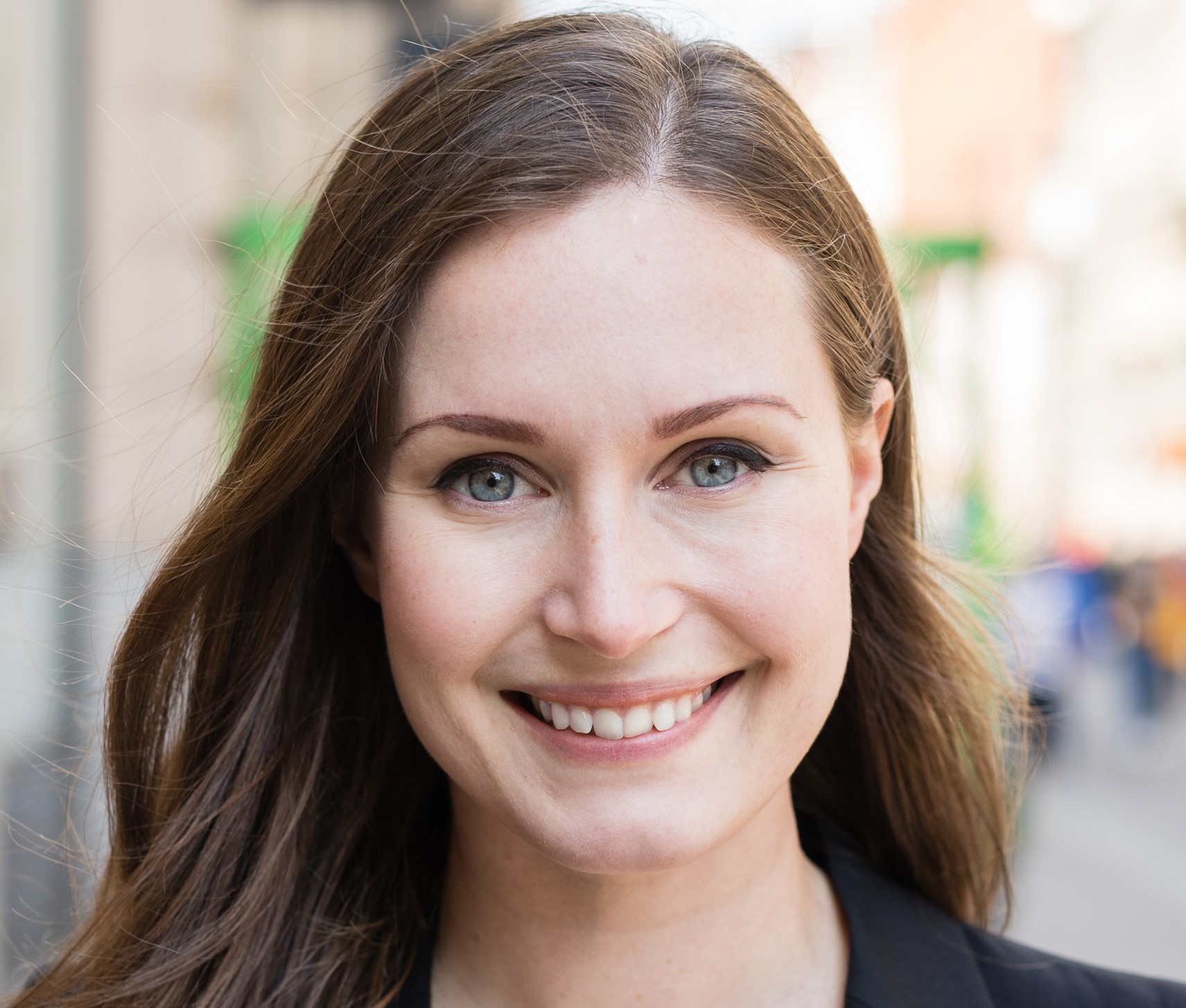 Ново видео: Премиерът на Финландия танцува с певец в нощен клуб в Хелзинки