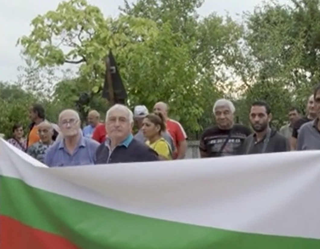 Пътна блокада и недоволство: В Обручище протестират с искане за основен ремонт на главен път