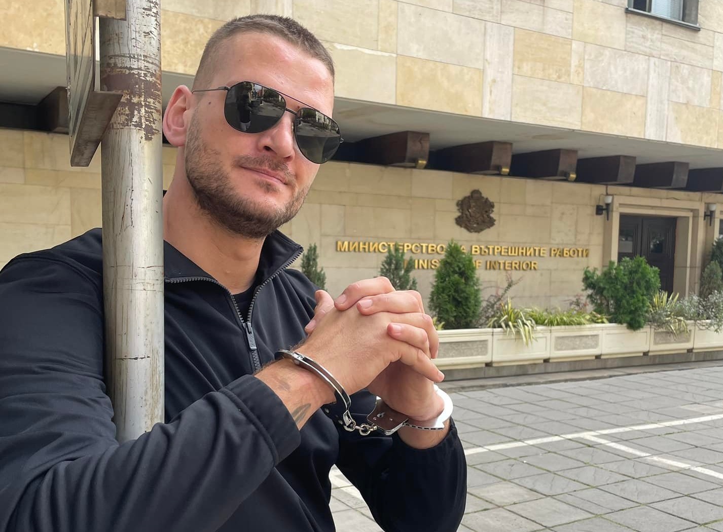 Журналист се заключи с белезници пред МВР и обяви гладна стачка