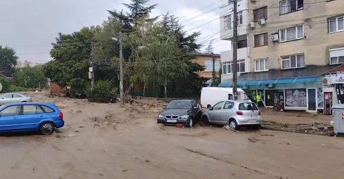 Мощна буря наводни Карлово, обявиха бедствено положение (ВИДЕО)