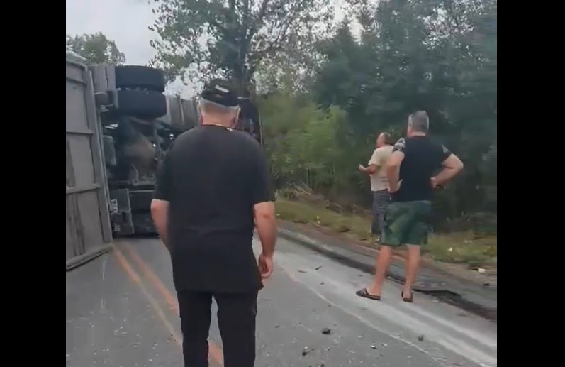 Четирима възрастни и две деца пострадаха при катастрофа между цистерна и бус (ВИДЕО)