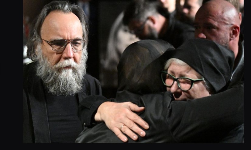 Бащата на Дария Дугина на погребалната церемония: Тя каза, че иска да бъде с народа си, да бъде на страната на силите на светлината (Видео)