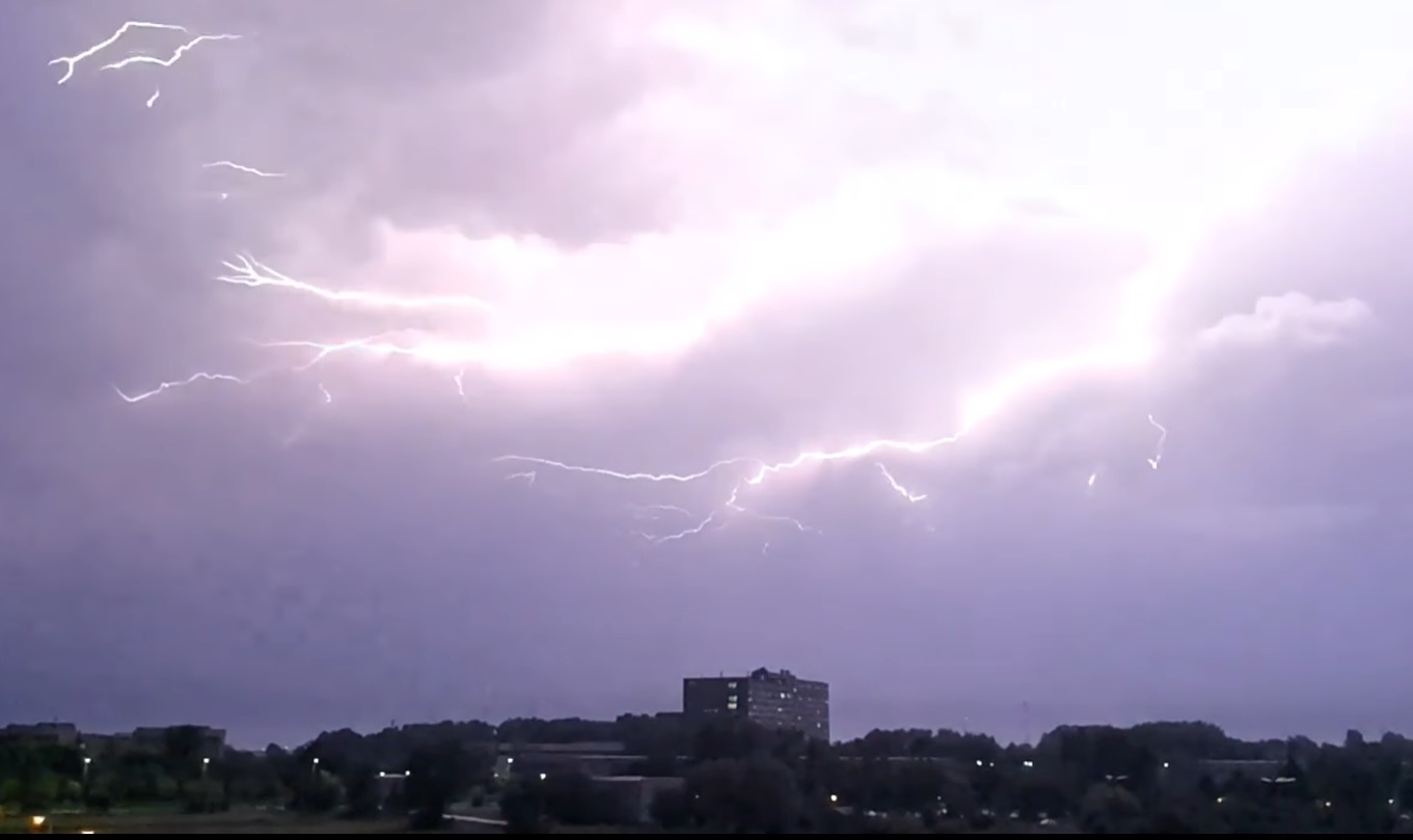 Мощен буреносен фронт премина над България