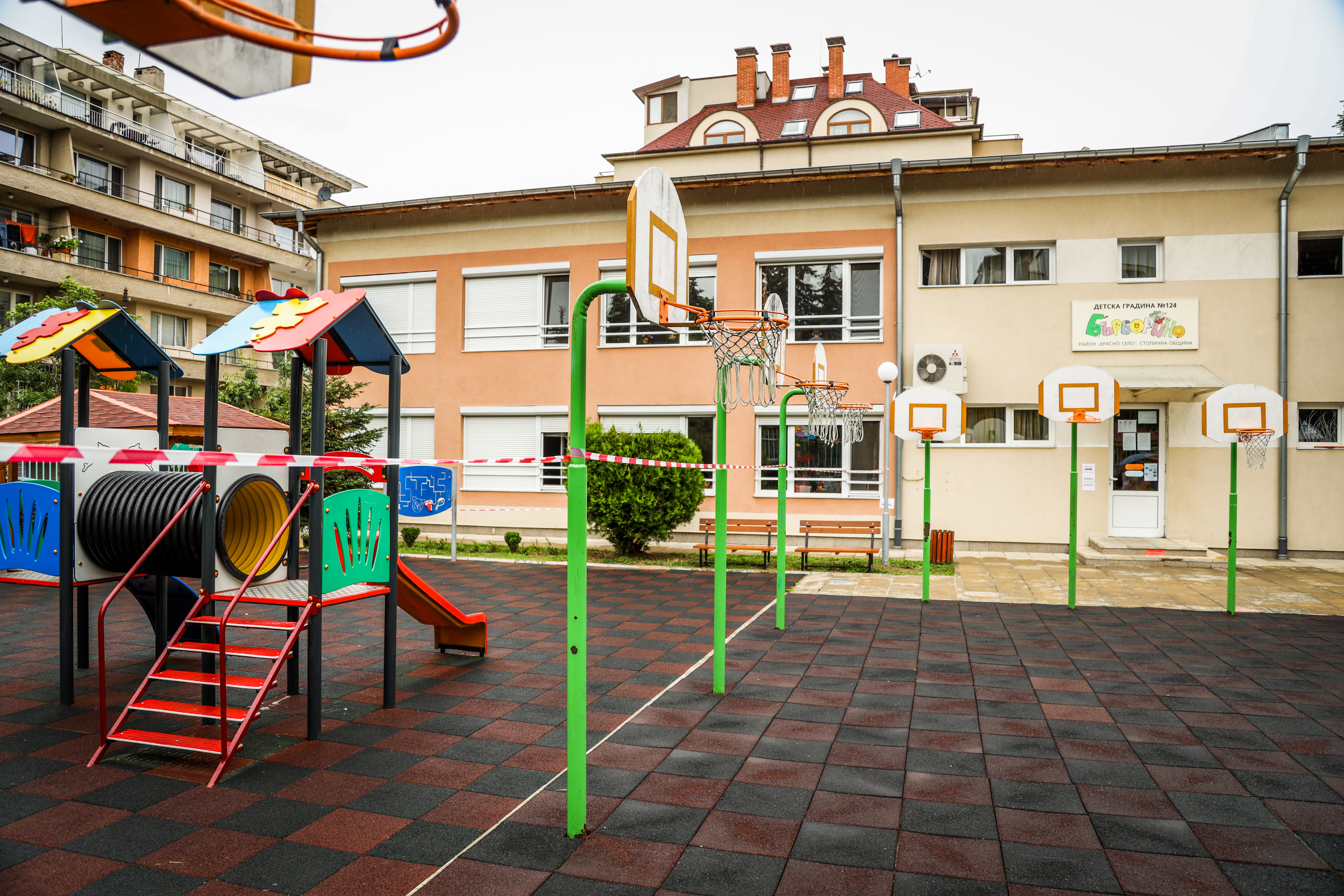 Спасиха дете, заклещило главата си в ограда на детска градина в Монтана