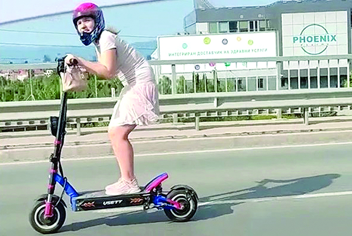 Трансджендър „ожули дупето“ със 100 км в час (обзор)