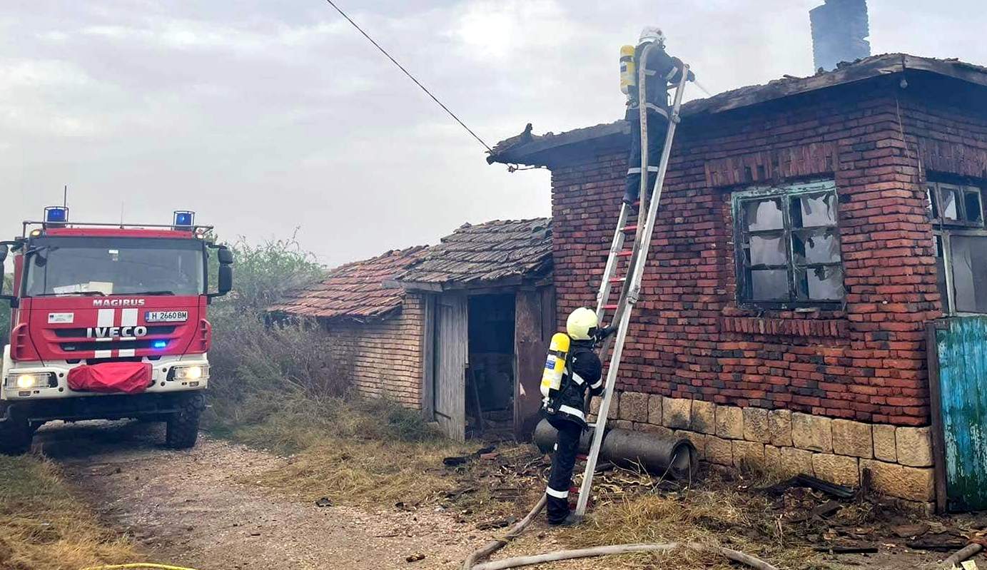 Пенсионер опожари къщата на съседка