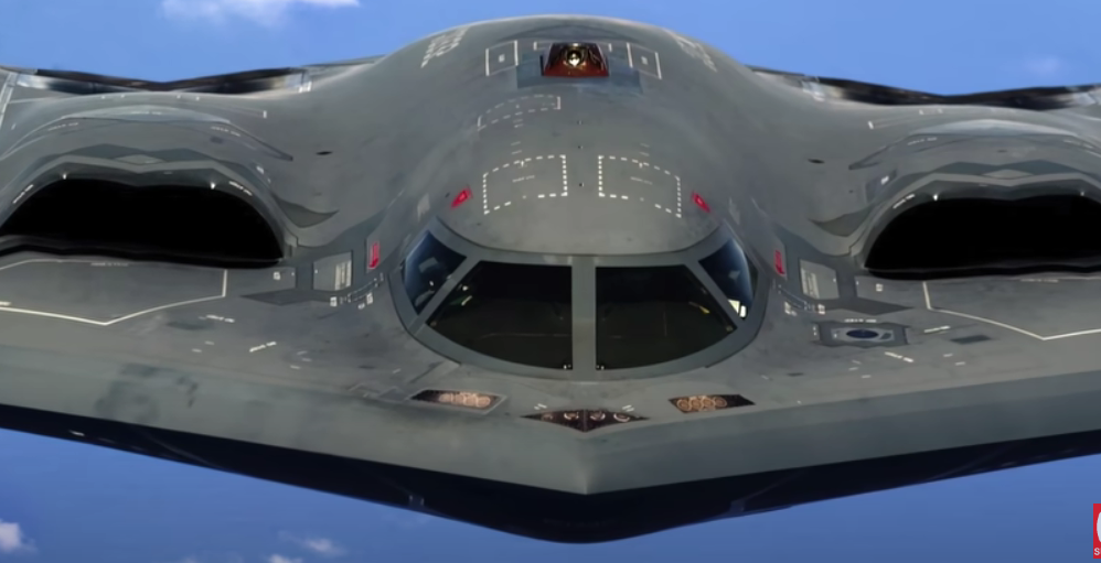 The National Interest: Бомбардировачът B-2 Spirit, оборудван с ядрена бомба B61-12, е способен да унищожи всяка цел (Видео)