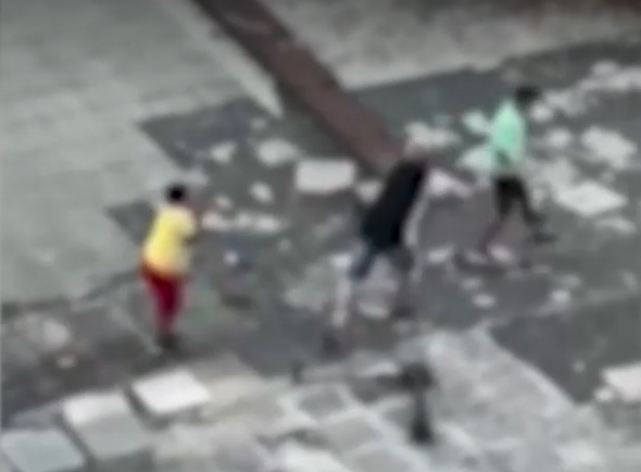 Мъж нападна с метален прът деца в столичен квартал, има пострадали