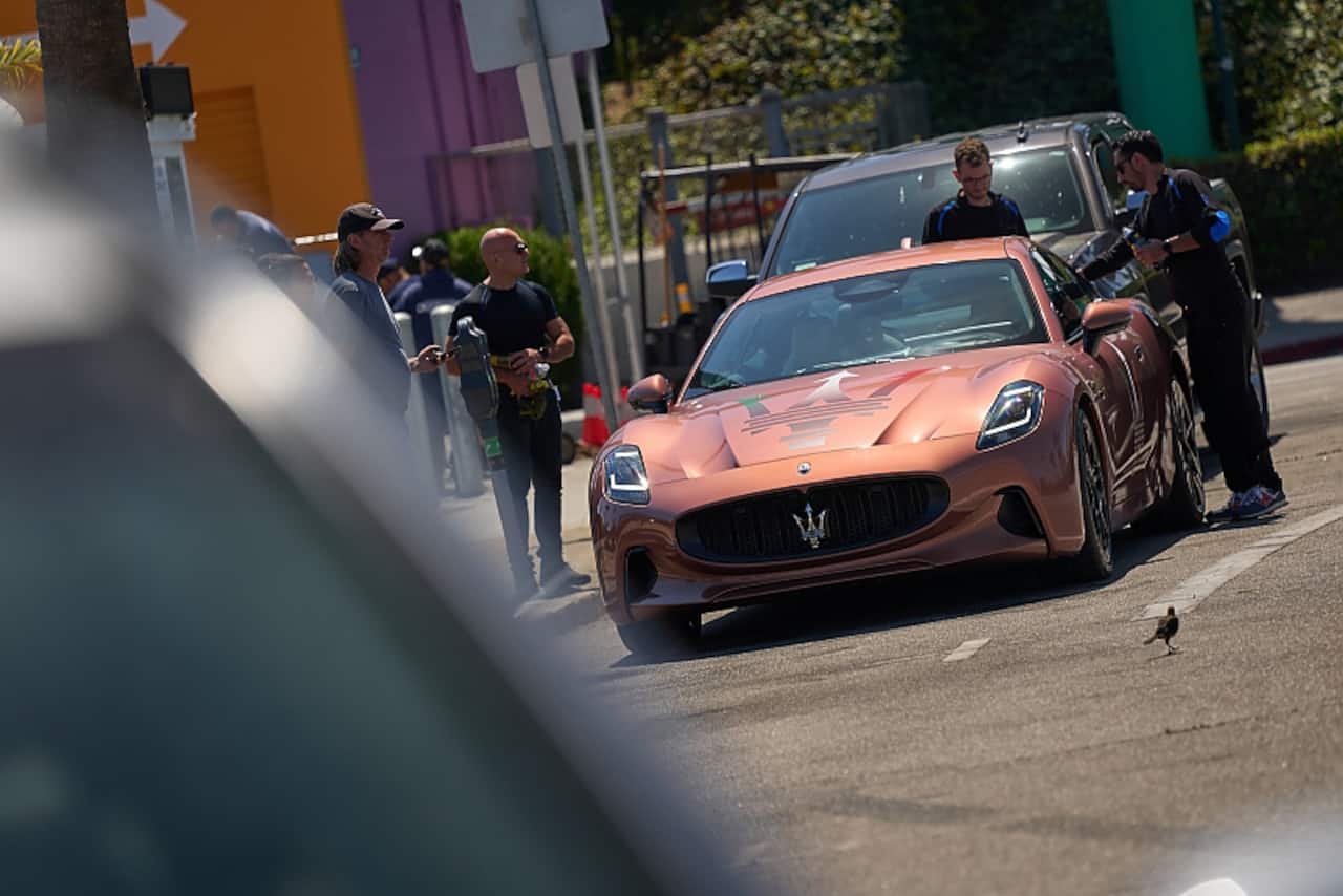 Masserati зарежда от контакта