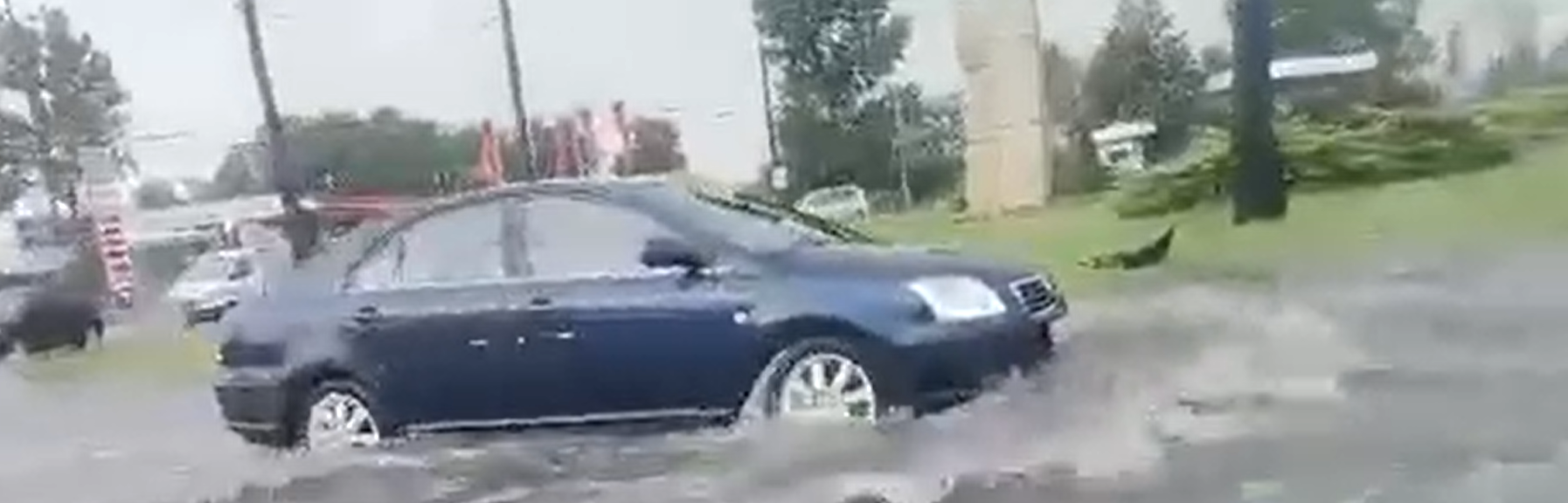 Буря наводни улиците в Пазарджик и нанесе материални щети (ВИДЕО)