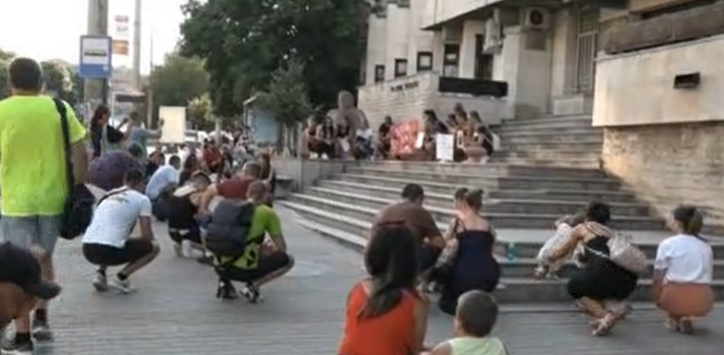 Близки и приятели на починалата 21-годишна родилка се събраха отново на протест
