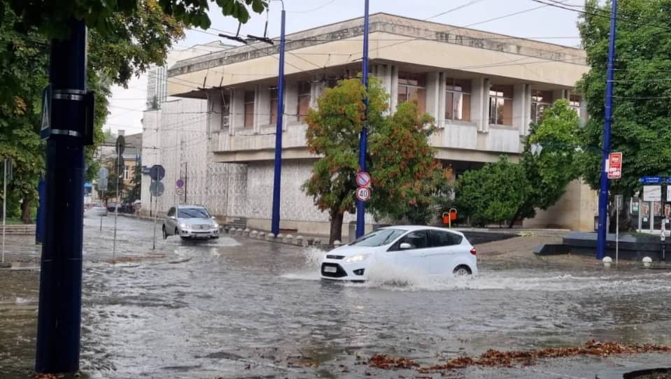 Вижте силната буря, която вчера връхлетя Пазарджик (СНИМКИ И ВИДЕО)
