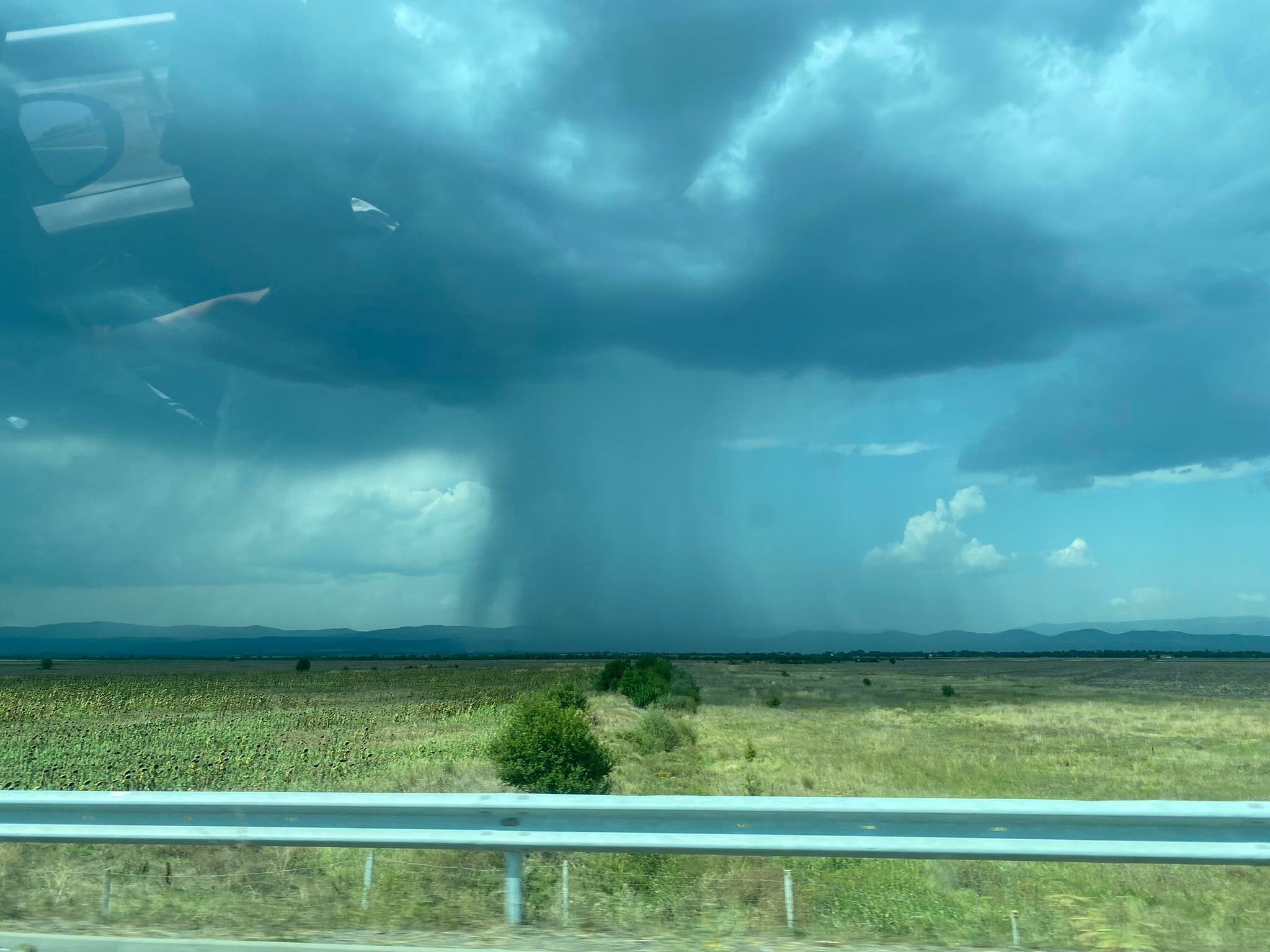 Пороен дъжд и градушка връхлетяха Стара Загора (СНИМКИ и ВИДЕО)