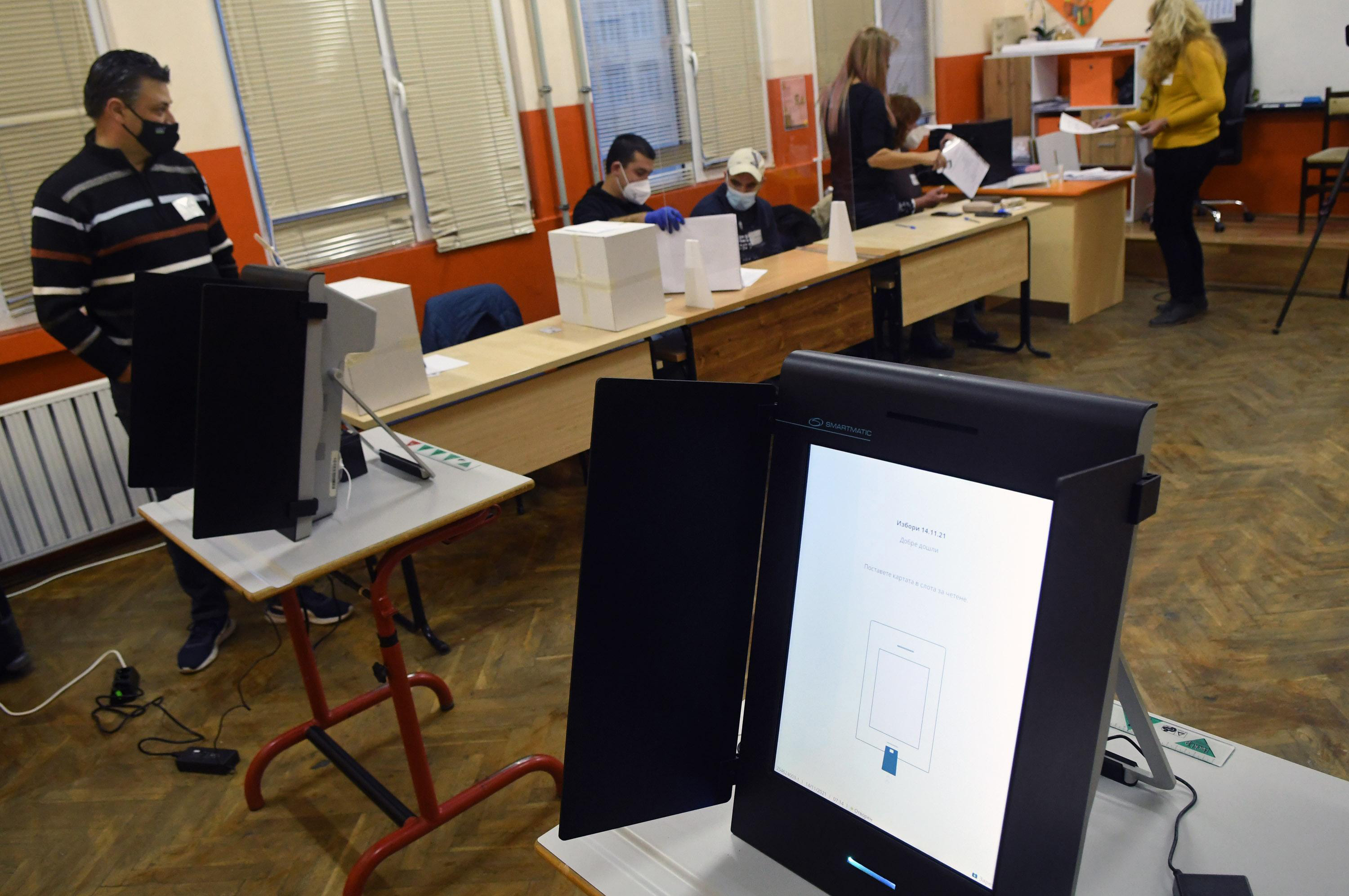 МВР и ДАНС проверяват техниците за вота